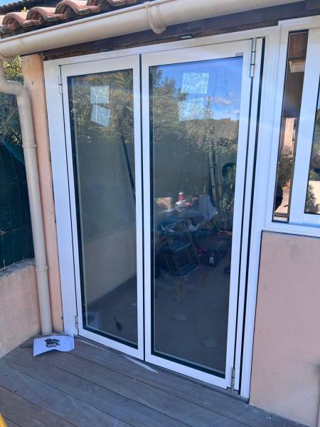 Casa Menuiserie Effet dedans/dehors avec une baie vitrée accordéon Solarlux à Istres près de Martigues