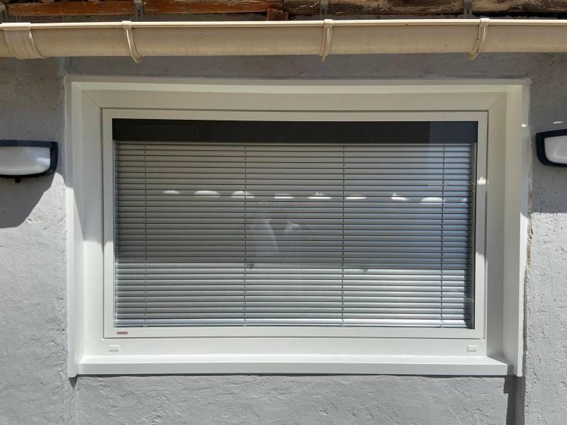 Casa Menuiserie fenêtre store intégrée