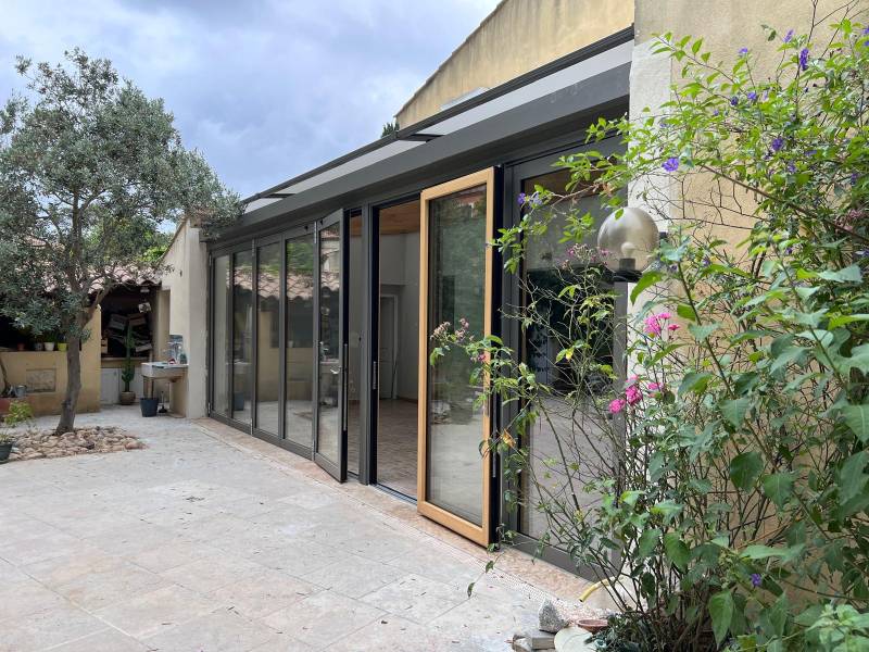 Pose d’une véranda aluminium/bois haut de gamme à Martigues