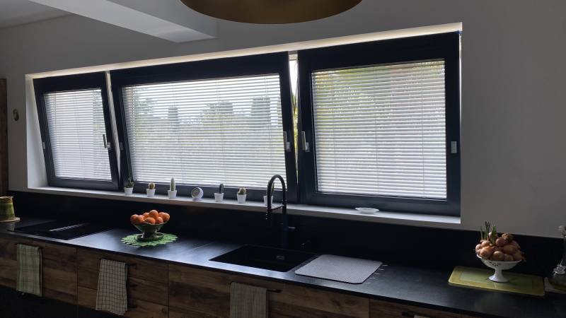 Eguilles Fenêtre store intégré Casa Menuiserie internorm