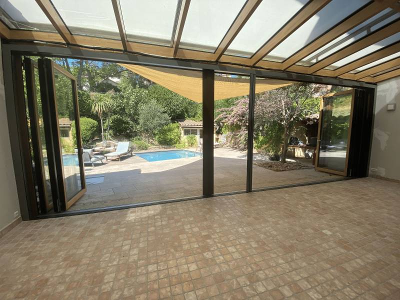 Casa Menuiserie Venelles et Fos sur Mer Moustiquaire coulissante XXL CENTOR 8440 mm sur véranda Solarlux sur mesure