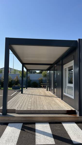 Installation d'une pergola bioclimatique à lames orientables Casa Menuiserie