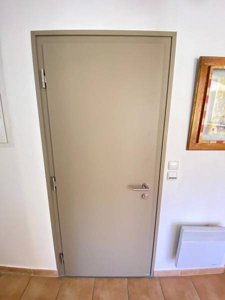 Casa Menuiserie personnalisation de porte avec panneau bois à Bouc Bel Air