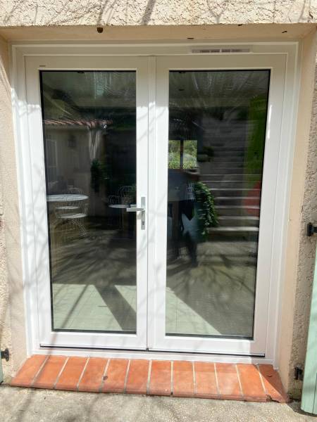 Casa Menuiserie Pose de porte fenêtres Internorm alu blanc imitation bois intérieur à Carnoux en Provence