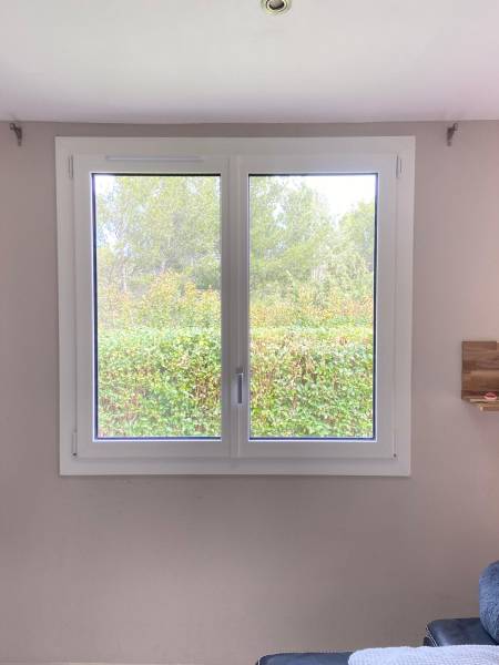 Maison rénovée à Carnoux en Provence par Casa Menuiserie avec fenêtres Internorm