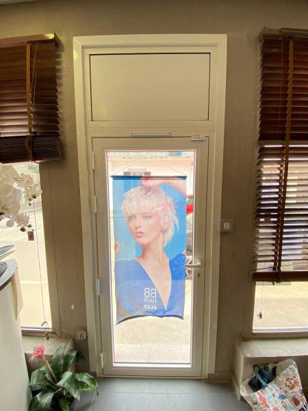 Casa Menuiserie changement de Porte d'entrée en PVC moderne pour salon de coiffure sur Port St Louis du Rhône 