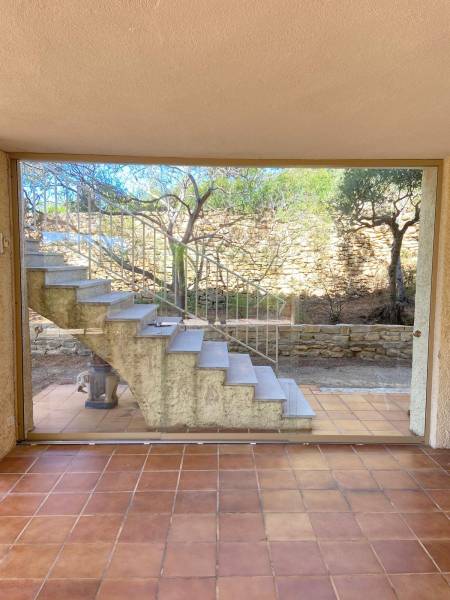 Casa Menuiserie : Vue intérieure d'une terrasse vitrée avec coulissant Solarlux à La Ciotat