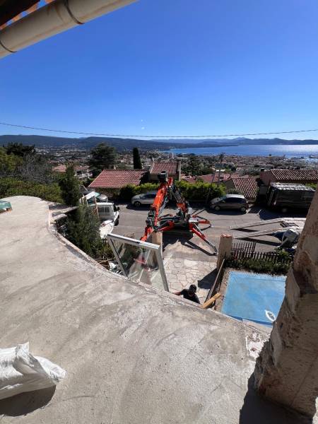 Chantier de baie vitrée grande dimension avec mini-grue Bouches du Rhône