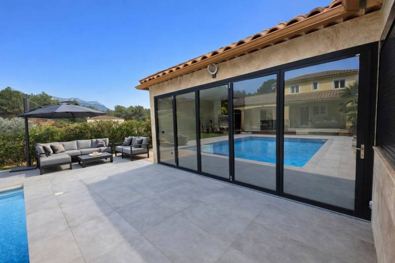 Réalisation Casa Menuiserie baie vitrée accordéon Solarlux pour cuisine d’été à Pourrières dans le Var