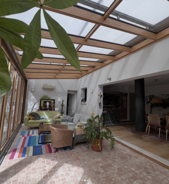 Ouverture totale du salon grâce à une baie accordéon Solarlux 8 m, création d’un espace dedans-dehors.